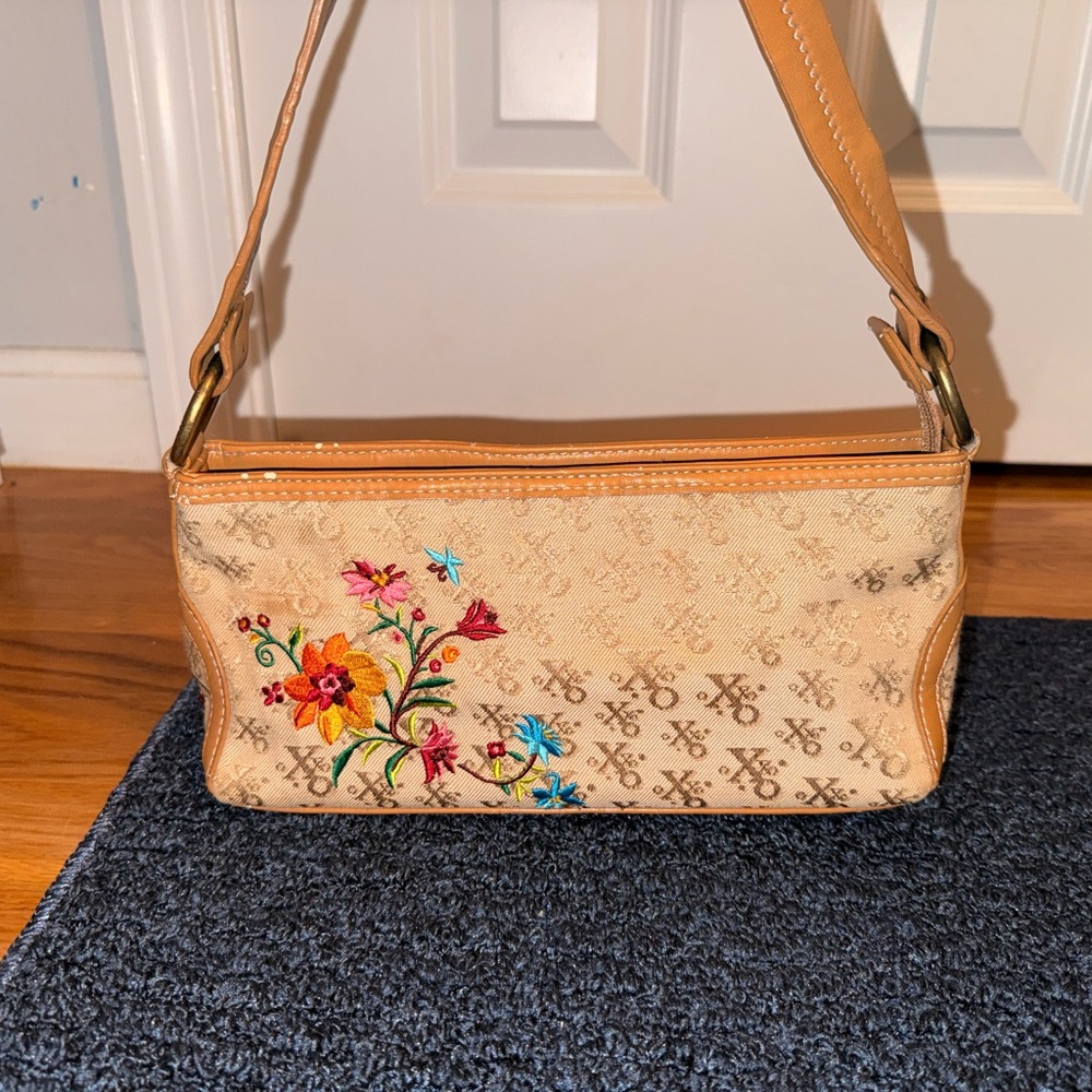 Y2K Xoxo Rare cream shoulder bag with a leather strap and floral embroidery